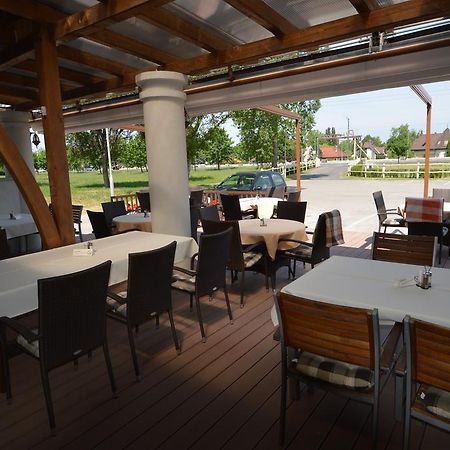 Bed and Breakfast Piroska Csárda és Panzió à Siófok Extérieur photo